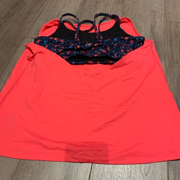 EUC. Gap fit top with build in bra. Size small. - Picture 3 of 5